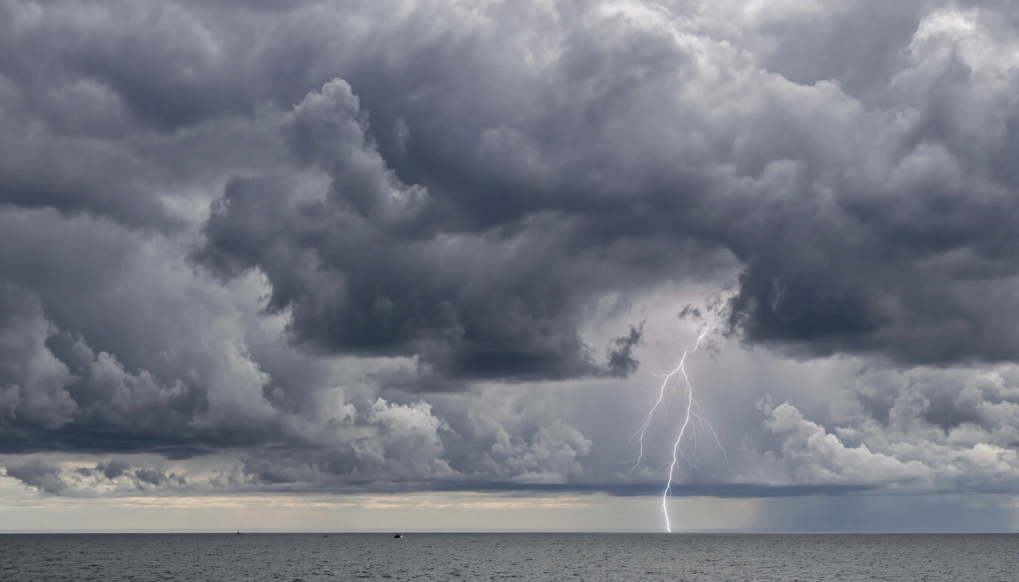 Stormy Sky Lightning Over Ocean #40211