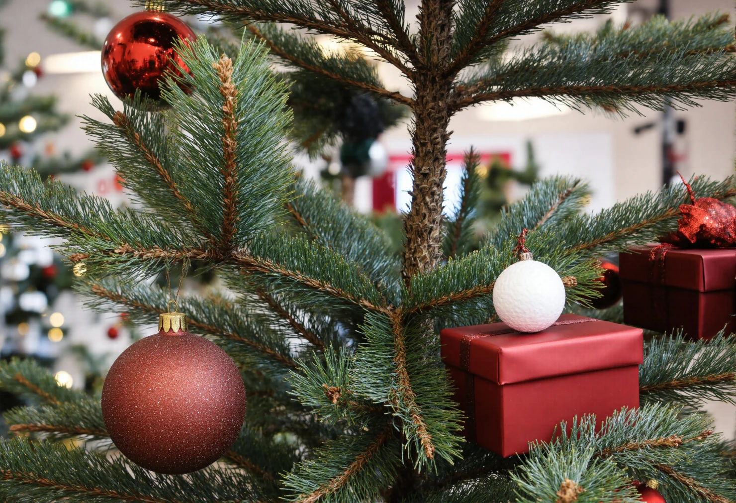 Festive Christmas Tree Decorations #40839