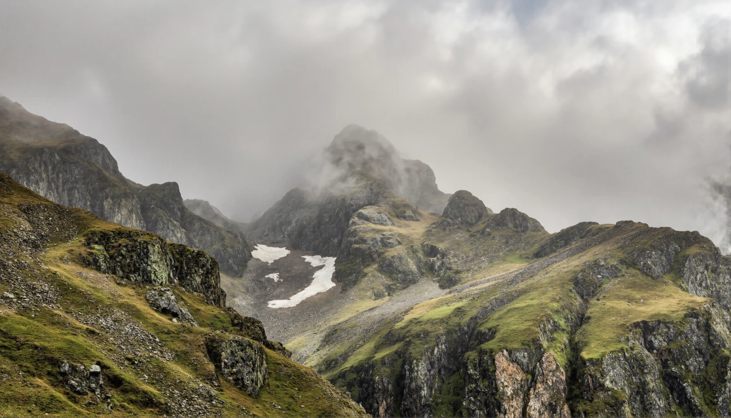 Misty Mountain Peaks with Rocky Terrain #41074